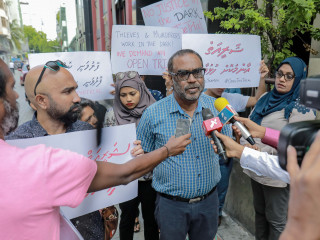 Yameen Rasheed\'s father, Hussain Rasheed speaks to the media after meeting with the prosecutor general on Sunday
