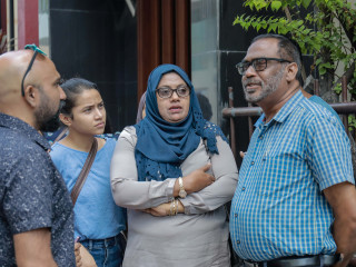 ޕީޖީއާ ބައްދަލުކުރުމަށް މިއަދު ޕީޖީ އޮފީހަށް ޔާމީން ރަޝީދުގެ ބައްޕަ (ކ)އާއި މަންމަ އަދި ބައެއް ފަރާތްތައް ވަޑައިގެން، ޕީޖީ އޮފީހުގެ ބޭރުގައި މަޑު ކޮށްލައިގެން