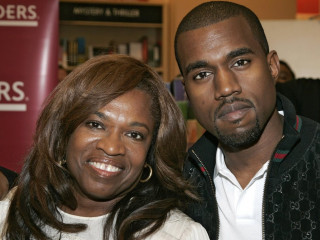 ކާންޔޭގެ އާ އަލްބަމް ކަވަރގައި އޭނާގެ މަންމަ އޮޕަރޭޝަން ކުރި ފަހު ޑޮކްޓަރ