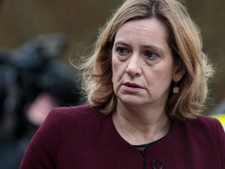 ސަރުކާރު ހޫނުފެނަށް ވެއްޓިފައިވަނިކޮށް ޔޫކޭގެ އިންޓީރިއާ މިނިސްޓަރ މަގާމުން އިސްތިއުފާ ދެއްވައިފި