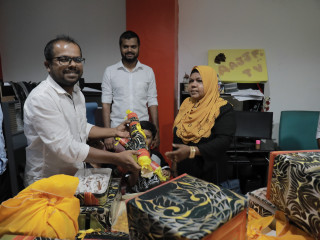 Women of Hulhumeedhoo delivering a feast to RaajjeMV