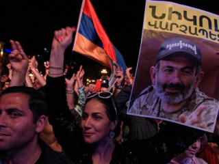 އިންތިގާލީ ބޮޑުވަޒީރަކަށް ނިކޯލް ޕަޝިނިއަން އިންތިޚާބުކުރުމަށް ގޮވާލައި ވެރިރަށް ޔަރވެންގައި މުޒާހަރާކުރަނީ