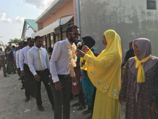 އިހަވަންދޫ ކައުންސިލަރުން ފުރަތަމަ ސަސްޕެންޝަނަށްފަހު އަނބުރާ އޮފީހަށް ނިކުތުމުން އިހަވަންދޫ ރައްޔިތުން މަރުހަބާ ކިޔަނީ