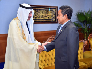 ޑރ. އުތައިމީން ރައީސް ޔާމީން އާއި ބައްދަލުކުރައްވަނީ