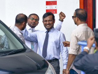 ޝަރީއަތަަށް މަހުލޫފު ކޯޓަށް ހާޒިރު ކުރި ވަގުތު އޭނާގެ ވަކީލު ނާޒިމް އަބްދުއްސަތާރާއި އަލީ ހުސައިން އޭނާގެ އަރިހުގައި