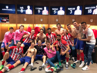 އެޓްލެޓިކޯގެ ކުޅުންތެރިން ޑްރެސިން ރޫމްގައި އުފާފާޅުކުރަނީ