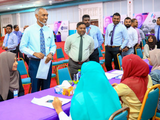 ހައުސިން މިނިސްޓްރީގެ ވަކިވަކި މުވައްޒިފުންނާ ދިމާކޮށް، ބިރު ދައްކަމުން އެބަދޭ: މުއިއްޒް