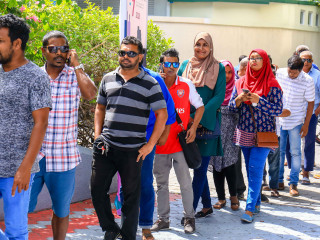 ހިޔާ ފޯމު ހޯދަން ބަޔަކު ދަރުބާރުގޭގައި ކިއު ހަދާފައި