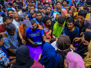 ފްލެޓް ފޯމު ނަގަން ގިނަ ބަޔަކު ތޮއްޖެހިފައި، އެއްބަޔަކަށް ފޯމެއް ނުލިބުނު!