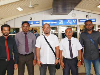 ޝަރީފް (މ) އާއި އަކްރަމް (ކ) އަށް އަލްވަދާއު ދަންނަވަން އިލެކްޝަންސް ކޮމިޝަން މެމްބަރުން އެއަރޕޯޓުގައި