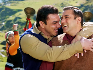 ސޮހޭލް ޚާނާއި ސަލްމާން ކާން. ޓިއުބްލައިޓްގެ މަންޒަރެއްގައި