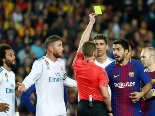 ސުއަރޭޒްއަށް ރެފްރީ ރީނދޫ ކާޑު ދައްކަނީ