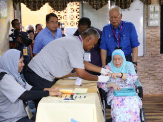 މެލޭޝިއާގެ އާއްމު އިންތިޚާބު: ވޯޓުލުން ފެށިގެން ކުރިއަށް ދަނީ