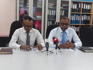 ސިނަމާލޭ 3 ގެ ގޯތިތެރޭގައި ބަޔަކު ފުޓްސަލް ދަނޑެއްގެ މަސައްކަތް ކުރާތީ ދިރިއުޅޭ މީހުންނަށް ބޮޑެތިދަތިތަކެއް!