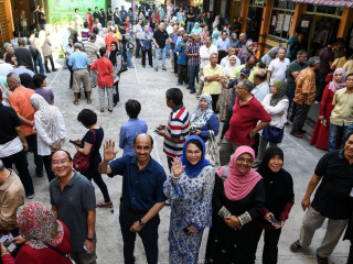 މެލޭޝިއާގެ އާއްމު އިންތިހާބު: ފޮށިތައް ބަންދުކޮށް ވޯޓް ގުނަން ފަށައިފި