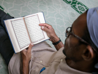 މިސްކިތެއްގައި މީހަކު ޤުރުއާން ކިޔަވަނީ