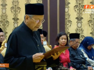 މަހާތީރު ބޮޑުވަޒީރުކަމުގެ ހުވައި ކުރައްވައިފި