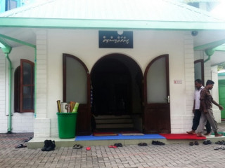 ޒިޔާރަތް މިސްކިތް މިހާރު ވަނީ ތަޅާލައި އަލުން އިމާރާތް ކުރަން ފަށާފައި