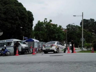 މެލޭޝިއާގެ ކުރީގެ ބޮޑުވަޒީރު ނަޖީބުގެ ގެކޮޅުގެ ސަރަހައްދު ފުލުހުން ބަންދު ކޮށްފި