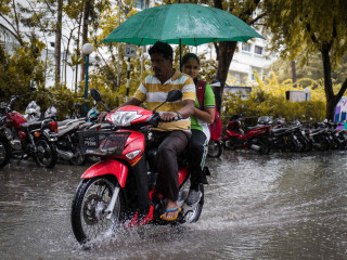 ވިއްސާރައިގެ ތެރޭގައި ސްކޫލް ދަރިވަރަކު ގޮވައިގެން މީހަކު ސައިކަލެއްގައި މާލޭގެ އަމީނީމަގުން ދުއްވާފައި ދަނީ