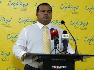 Former President Mohamed Nasheed\'s campaign manager Mohamed Aslam addressing the press