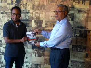 Author Abdulla Soadiq gifting books to RaajjeMV