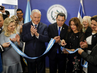 ގުއަޓަމާލާގެ ރައީސް ޖިމީ މޮރާލޭސް (ކ) އަދި އިސްރާއީލުގެ ބޮޑުވަޒީރު ނަަތަންޔާހޫ