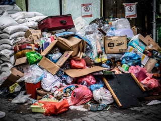 މަގުމައްޗަށް ކުނި އަޅާފައި