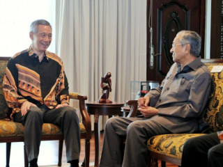 ލީ (ވ) އާއި މަހާތީރު (ކ) ޕުތްރަޖާޔާ ގައި ބައްދަލުކުރައްވަނީ