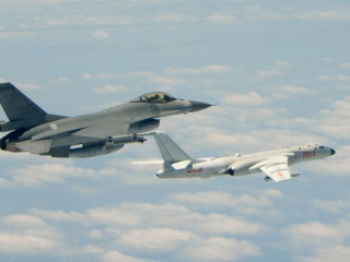 ޗައިނާގެ އެއަރފޯސްގެ މަތިންދާބޯޓެއް (ކ) ކައިރިން ޓައިވާނުގެ އެއަރފޯސް ޖެޓެއް ދަތުރުކުރަނީ