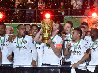 އެއިންޓްރެކްޓް ފްރެންކްފާރޓްގެ ކެޕްޓަން ތަށި އުފުލާލަނީ