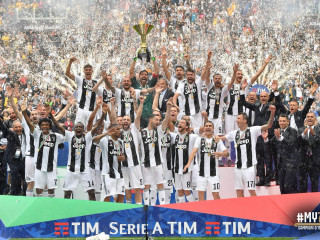 ޔުވެންޓަސްގެ ކުޅުންތެރިން ތަށި އުފުލާލަނީ