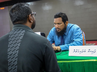 A resident of capital city Malé paying zakat