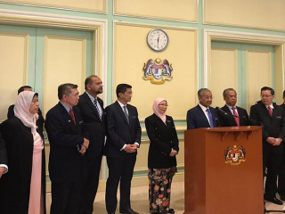 މެލޭޝިއާގެ ކެބިނެޓް މިނިސްޓަރުންގެ މުސާރަ ކުޑަކުރަން ނިންމައިފި