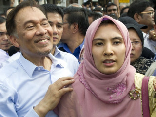 ދަރިކަނބަލުން ނޫރުލް އިއްޒާ، ބައްޕާފުޅުގެ އަންވަރު އިބްރާހިމްގެ އަރިހުގައި