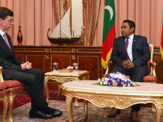 UK ambassador James Dauris (L) photographed at the President\'s Office during a meeting with Maldives\' incumbent president Abdulla Yameen