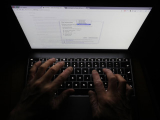 ފޮޓޯއިން: މީހަކު އޭނާގެ ލެޕްޓޮޕްގެ ބްރައުޒާ ހިސްޓްރީ ޑިލީޓްކުރަނީ ؛  މެއި 25 ގައި ޖީޑީޕީއާރ އަށް އަމަލުކުރަން ފަޝާފައިވާއިރު ގިނަ ކުންފުނި ތަކަކާއި ދެކޮޅަށް ވަނީ ކޯޓުގައި މައްސަލަ ހުށަހަޅާފައި