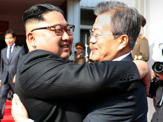 އުތުރު ކޮރެއާ އާއި ދެކުނު ކޮރެއާގެ ވެރިން ބޭއްވި ބައްދަލުވުމެއްގެ ތެރެއިން