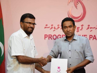 Sheikh Mohamed Didi (L) with incumbent President Yameen