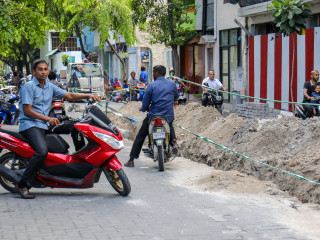 މަގުމަތީގައިި ބަޔަކު ސައިކަލް ދުއްވަނީ