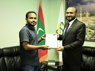 އަލް ނޫރު އަލް މުބިން ޤުރުއާން މުބާރާތުގައި ތިންވަނަ ހޯދި އަޝްރަގަށް ސްކޮލާރޝިޕެއް