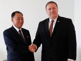 ޕޮމްޕެއޯ(ކ) އަދި ޔޮންގ ޗޮލް ސަލާމް ކުރައްވަނީ