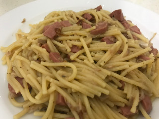 ސްޕެގެޓީ އޮލިވްސް އެންޑް ޓޫނާ