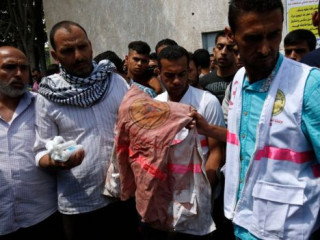 ރަޒާންގެ ޖަނާޒާއަށް އޭނާގެ ބައްޕަ ދިޔައީ އޭނާގެ ލެއިން ތަތްތެޅިފައިވާ ޖެކެޓް ހިފައިގެން!