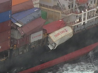 ބައެއް ކޮންޓެއިނަރުތައް ބޯޓުން ބޭރަށް އެލިފައި