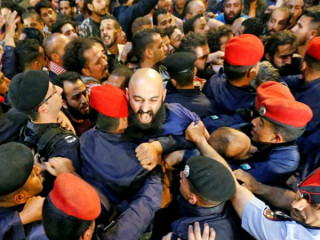 މުޒާހަރާ ކުރި މީހުންވަނީ ޓެކްސްގެ ބިލް އަނބުރާ ފޮނުވާލުމަށް ގޮވާލާފައި