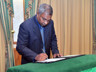 ޖުނައިދަށް 2015 ވަނަ އަހަރު ކަސްޓަމްގެ އިސް މަގާމު ހަވާލު ކުރި ރަސްމިއްޔާތުގެ ތެރެއިން