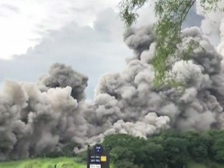 ފުއޭއޯ ފަރުބަދައިން ދަނީ ދޮންވެފައިވާ ހިލަ ފައިބާ ކަޅުދުމާއި އަޅިތައް އަރަމުން