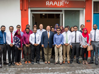 ސަފީރު އަތުލް ކޭޝަޕް ރާއްޖެ ޓީވީގެ މުވައްޒަފުންނާ އެކު