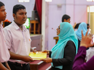 އިމާދުއްދީން ސުކޫލްގެ ދަރިވަރަކަށް ރިޕޯޓް ފޯމް ހަވާލުކުރަނީ